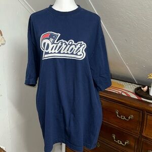 NFL Patriots Men’s short sleeve shirt size large. With sewn on cloth‎ patch